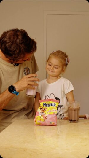 Tiago Teotónio Pereira Instagram - Grande battle! Para a Cami, eu ganhei! Para mim, ganhamos todos com os novos sabores Nesquik morango e Nesquik chocolate e avelã @nesquikportugal #pub #nesquik