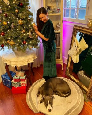 Tiana Tuttle Instagram - Merry Christmas from me and my best friends dog! 

🎄🎁❤️