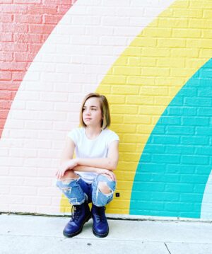 Tierney Smith Instagram - On Wednesdays, we ponder….🤔 what will we be doing this weekend for our birthday??? You’ll just have to wait and see! ☀️🏖