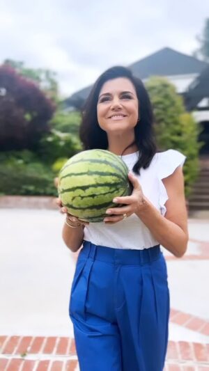 Tiffani Thiessen Instagram - I’m trippin over this Watermelon Mint Margarita 🍉🍃 #recipe in my cookbook #pullupachair