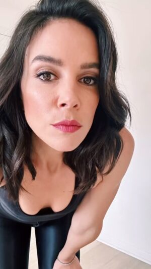 Tiffany Dupont Instagram - How I “interview”…so I can go to work 🕴️🎭

Which I’m beyond ready to do, #btw. 

How many days have we been on strike, including the writer’s strike…!!???? I lost count.

Also I feel like they should just pick me every time- right!? 
•
#sagaftra #strong #actor #audition #selftape #goodtimes #ilovemyjob #getitgirl