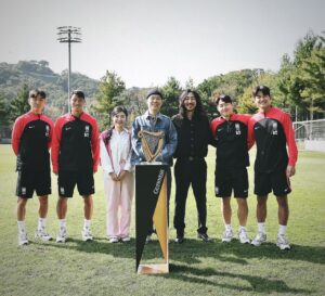 Tiger JK Instagram - 너무너무너무 멋진분들에게기네스코리아 모먼트 어워드를 시상하는 꿈같은 경험을 했습니다. 요즘 제게 너무나 큰 즐거움을 선물해주시는 멋진 분들을 만나뵐 수 있어서 너무 행복했습니다. 영광입니다, 국가 대표선수들 모두 감사드립니다! 건강하세요🫡🙇🏻❤️
@guinnesskorea @thekfa #축구엔기네스 #ad