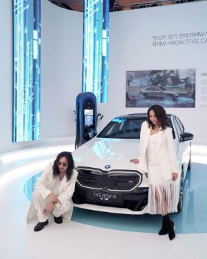 Tiger JK Instagram - A big thank you to BMW for inviting me to such an unforgettable event! Your hospitality and attention to detail were truly exceptional. Looking forward to more exciting experiences in the future 
#Repost @bmw_korea
・・・
⠀
[THE NEW 5 NIGHT]
#GuardianAngels #수호천사 #비밀기지
⠀
수호천사 비밀기지에 나타난
THE new 5 & THE new i5 🪽
⠀
BMW 디자인에 대한 깊이 있는 이야기부터
스페셜 퍼포먼스까지 ✨️
⠀