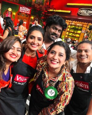Tiger Thangadurai Instagram - Friends buy you food ,best friends eat your food. ❤️Gang of cwc ❤️ 
@sujithadhanush @priyankapdeshpande @vijaytvpugazh @madhampatty_rangaraj @chef_damu @kuraishi_the_entertainer @rakshan_vj  @sarath_kpy @iammanimegalai @sunitagogoi_offl @farina_azad_official @shaalinzoya @mirchi_kemy @_divya_duraiswamy_ @the__akshay_kamal__ @irfansview @thangadurai_actor @vasanth_vasi @joshua_preetham @vtvganeshnj @boxoffice_studio @vijaytelevision 
#cookwithcomaliseason5 #thangadurai #vijaytelevision