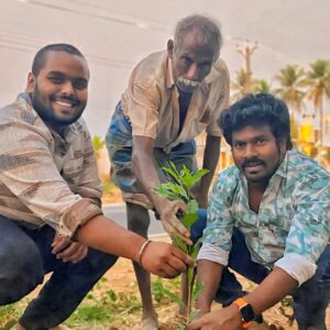 Tiger Thangadurai Instagram - மரக்கன்று நடும் விழா மற்றும் விழிப்புணர்வு

திரைப்பட நடிகர் தங்கதுரை தலைமையில் ஈரோடு சுற்றியுள்ள பகுதியில் மரக்கன்று நடும் விழா நடைபெற்றது. இந்த மரம் நடு விழாவில் தமிழ்நாடு வீட்டு வசதித்துறை, நகர்ப்புற வளர்ச்சித் துறை,மதுவிலக்கு ஆயத்தீர்வை துறை அமைச்சர் சு.முத்துசாமி அவர்கள் கலந்து கொண்டு மரக்கன்றுகளை கொடுத்து விழாவை தொடங்கி வைத்தார்.

#trendingnow
#thangadurai
#tamilnadu
#Vijaytelevision