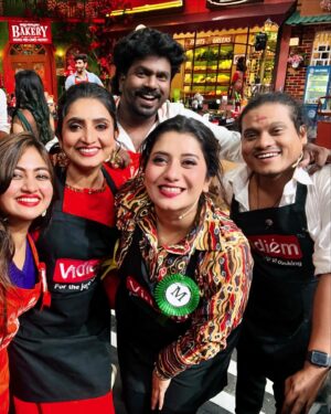 Tiger Thangadurai Instagram - Friends buy you food ,best friends eat your food. ❤️Gang of cwc ❤️ 
@sujithadhanush @priyankapdeshpande @vijaytvpugazh @madhampatty_rangaraj @chef_damu @kuraishi_the_entertainer @rakshan_vj  @sarath_kpy @iammanimegalai @sunitagogoi_offl @farina_azad_official @shaalinzoya @mirchi_kemy @_divya_duraiswamy_ @the__akshay_kamal__ @irfansview @thangadurai_actor @vasanth_vasi @joshua_preetham @vtvganeshnj @boxoffice_studio @vijaytelevision 
#cookwithcomaliseason5 #thangadurai #vijaytelevision