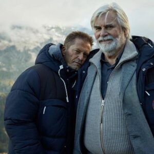 Til Schweiger Instagram - Lieber Peter wir alle werden dich unendlich vermissen! Du bist so ein toller, liebenswürdiger Mensch, der uns allen täglich ein Lächeln ins Gesicht gezaubert hat! Wie gerne hätten wir weiter mit dir gearbeitet, denn als Schauspieler bist du eine unglaubliche Wucht! Dein viel zu früher Tod macht uns alle fassungslos, aber ich bin trotzdem sehr dankbar, dass ich dich kennenlernen und mit dir arbeiten durfte! Ich werde unsere gemeinsame Zeit für immer in Erinnerung behalten! I see you on the other side!❤️❤️❤️ Dein Til und sein Team von Lieber Kurt und Das beste kommt noch! 📷 @olga_film / @heller_ghanbar