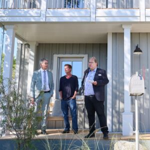 Til Schweiger Instagram - Erst kürzlich haben wir das brandneue Barefoot Home als Schwörer-Musterhaus in Hohenstein-Oberstetten eröffnet: nachhaltig, unkompliziert, einladend. 🙌🏻

Ein rundum gelungenes Event mit einem tollen Haus, das alle Beteiligten stolz macht. Auch Achim Hannott, Geschäftsführer des Bund Deutscher Fertigbau (BDF), zeigt sich absolut begeistert von dem Ergebnis!

Das Barefoot Home verkörpert einen gemütlichen, lässigen und ungezwungenen Stil – man fühlt sich sofort zuhause! 🏡

Das Planungsteam aus @tilschweiger, @labsdesign, sowie dem @schwoererhaus-Team entwickelte dafür spezielle Barefoot Home-Stilelemente, die dem Haus diesen besonderen Stil verleihen: East Coast trifft Skandinavien, mit einem Touch Mallorca – ein Wohnerlebnis im Til-Style. 🤩

Du möchtest mal reinschauen? Kein Problem! Das neue Barefoot Home designed by Til Schweiger ist ab sofort im Schwörer-Musterhauszentrum in Hohenstein-Oberstetten täglich von 10-17 Uhr zu besichtigen:

Eschenweg 2
72531 Hohenstein-Oberstetten
Tel.:  49 7387 16-3140

Mehr Infos zum Haus unter ➡️ www.schwoererhaus.de/haeuser/musterhaus-hohenstein-barefoot-home/.

#schwoererhaus #schwörerhaus #hausbau #fertighaus #hierbinichdaheim #nachhaltigbauen #ökologischbauen #einfamilienhaus #barefoothome #barefootliving #tilschweiger
