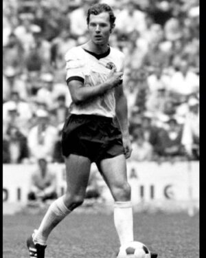 Til Schweiger Instagram - RIP Kaiser!😢Du warst nicht nur einer der größten Fussballer der Welt, du hast nicht nur zwei Weltmeistertitel geholt, als Spieler und als Trainer, du hast nicht nur das Sommermärchen nach Deutschland geholt- du warst vor allem ein toller, phantastischer Mensch! So viele absolut verdiente Nachrufe hast du bekommen, sogar von jenen, die jahrelang versucht haben deine Verdienste kaputt zu machen (ich frage mich immer wieder, wie diese Menschen in den Spiegel schauen)! Ruhe in Frieden, du wirst nie vergessen werden!