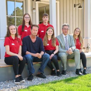Til Schweiger Instagram - Erst kürzlich haben wir das brandneue Barefoot Home als Schwörer-Musterhaus in Hohenstein-Oberstetten eröffnet: nachhaltig, unkompliziert, einladend. 🙌🏻

Ein rundum gelungenes Event mit einem tollen Haus, das alle Beteiligten stolz macht. Auch Achim Hannott, Geschäftsführer des Bund Deutscher Fertigbau (BDF), zeigt sich absolut begeistert von dem Ergebnis!

Das Barefoot Home verkörpert einen gemütlichen, lässigen und ungezwungenen Stil – man fühlt sich sofort zuhause! 🏡

Das Planungsteam aus @tilschweiger, @labsdesign, sowie dem @schwoererhaus-Team entwickelte dafür spezielle Barefoot Home-Stilelemente, die dem Haus diesen besonderen Stil verleihen: East Coast trifft Skandinavien, mit einem Touch Mallorca – ein Wohnerlebnis im Til-Style. 🤩

Du möchtest mal reinschauen? Kein Problem! Das neue Barefoot Home designed by Til Schweiger ist ab sofort im Schwörer-Musterhauszentrum in Hohenstein-Oberstetten täglich von 10-17 Uhr zu besichtigen:

Eschenweg 2
72531 Hohenstein-Oberstetten
Tel.:  49 7387 16-3140

Mehr Infos zum Haus unter ➡️ www.schwoererhaus.de/haeuser/musterhaus-hohenstein-barefoot-home/.

#schwoererhaus #schwörerhaus #hausbau #fertighaus #hierbinichdaheim #nachhaltigbauen #ökologischbauen #einfamilienhaus #barefoothome #barefootliving #tilschweiger