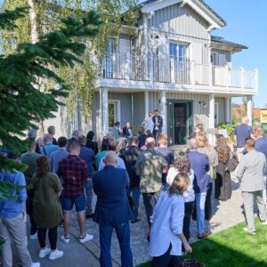Til Schweiger Instagram - Erst kürzlich haben wir das brandneue Barefoot Home als Schwörer-Musterhaus in Hohenstein-Oberstetten eröffnet: nachhaltig, unkompliziert, einladend. 🙌🏻

Ein rundum gelungenes Event mit einem tollen Haus, das alle Beteiligten stolz macht. Auch Achim Hannott, Geschäftsführer des Bund Deutscher Fertigbau (BDF), zeigt sich absolut begeistert von dem Ergebnis!

Das Barefoot Home verkörpert einen gemütlichen, lässigen und ungezwungenen Stil – man fühlt sich sofort zuhause! 🏡

Das Planungsteam aus @tilschweiger, @labsdesign, sowie dem @schwoererhaus-Team entwickelte dafür spezielle Barefoot Home-Stilelemente, die dem Haus diesen besonderen Stil verleihen: East Coast trifft Skandinavien, mit einem Touch Mallorca – ein Wohnerlebnis im Til-Style. 🤩

Du möchtest mal reinschauen? Kein Problem! Das neue Barefoot Home designed by Til Schweiger ist ab sofort im Schwörer-Musterhauszentrum in Hohenstein-Oberstetten täglich von 10-17 Uhr zu besichtigen:

Eschenweg 2
72531 Hohenstein-Oberstetten
Tel.:  49 7387 16-3140

Mehr Infos zum Haus unter ➡️ www.schwoererhaus.de/haeuser/musterhaus-hohenstein-barefoot-home/.

#schwoererhaus #schwörerhaus #hausbau #fertighaus #hierbinichdaheim #nachhaltigbauen #ökologischbauen #einfamilienhaus #barefoothome #barefootliving #tilschweiger