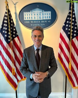 Tim Daly Instagram - HUMANS!!! I'm announcing my candidacy for president of the United States. Nope. I'm not. I would be a tyrant.