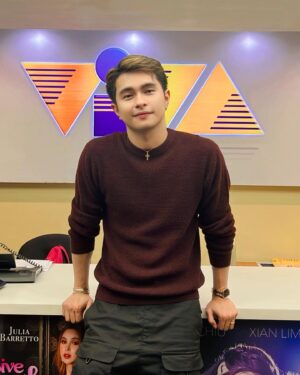 Tim Tuppil Instagram - Thank you for welcoming me 🫶🏻@vivaartistsagency
Signed Contract ❤️ #vivaartist #vivaartistagency