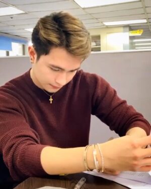 Tim Tuppil Instagram - Thank you for welcoming me 🫶🏻@vivaartistsagency
Signed Contract ❤️ #vivaartist #vivaartistagency