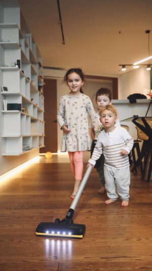 Timur Miroshnychenko Instagram - Дзен з дітьми можливий.
Коли у тебе є надійні помічники.
Такі як ручний пилосос та електрошвабра від @karcher_ukraine, з якими прибирання перетворюється з рутини на розвагу.

Більше про наших електродрузів дивіться на сторінці бренду!
Вони змінюють життя на краще 🤍.

#Kärcher #КерхерУкраїна #karcher
