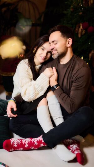 Timur Miroshnychenko Instagram - Сімейна фотозйомка - це завжди свято ☺️🎄
Особливо коли фотографуєш таку велику родину @_inna_mi_ та @timur.miroshnychenko 👼🏻📸

І навіть якщо фотосесія йде не зовсім за планом, а іноді й взагалі перетворюється на хаос. З часом такі сімейні світлини все одно стають справжнім скарбом. Сподіваюсь, що так буде і з цією зйомкою 🤗

А якщо ви теж хочете зробити таку сімейну зйомку, напишіть мені і ми разом її сплануємо 😉
.
.
#lisovoi_photo #lisovoi_maksim #фотографкиїв #сімейнийфотографкиїв #familyphotographer #family #love #happy #photography #instagood #photooftheday #smile #instadaily #instalike #belovedstories
#christmas #різдвянафотосесія #happynewyear #різдво