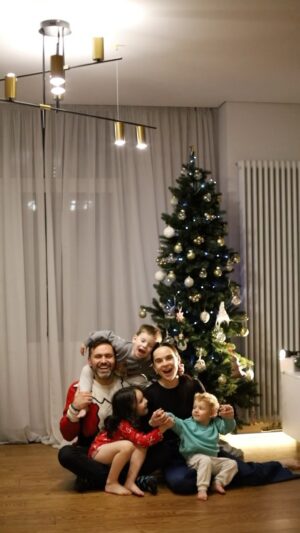 Timur Miroshnychenko Instagram - Перша ялинка Марселя 🎄

Ризиковано з нашого боку, маючи дитину, якій все цікаво і кожне «обережно» звучить, як виклик, але…
Ми віримо в стійкість ялинки і іграшок (найслабші вже пішли від нас 😂). 

Ваші ставки: хто кого? Марсель чи ялинка?

 📸 @mari_bezpalaya