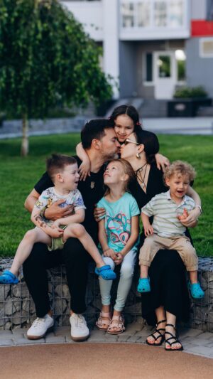 Timur Miroshnychenko Instagram - 15 травня в Міжнародний день сім’ї я їхала у справах і застрягла в заторі на Парковій дорозі.
Вирішила не витрачати час і подзвонити в одну зі служб у справах дітей.
Трубку підняли, а я не очікувала)
Прошу почекати і починаю швидко за кермом заходити на сайт Мінсоцполітики, сортувати анкети дітей за віком 8-12, і першою серед всіх бачу її імʼя. 
Ангеліна.
Ангел-Інна. 
Це наш ангел, точно наш. 
Питаю, чи актуальна анкета?
«Так. Краще приїжджайте. Поговоримо. Я дуже хочу, аби всі мої діти були в сім’ях». 
Це мене так зачепило… 💔

На наступний день я ознайомилася з анкетою і чекала на ZOOM, який ледь не розірвав наші з Тімом серденька.

Ця історія не буде простою, бо має багато викликів і потребує багато сміливості і терпіння. 
Як би страшно не було чути історію чи медичний висновок, жодного разу ми не подумали, що треба подивитися ще когось.
Це наша Ангеліна. 
Бо ми одразу знали: перша анкета, яка буде актуальною, - це анкета нашої дитини.

Далі було півтора місяці служб, розпоряджень, документів, погоджень і 1600 км в один бік для побачення.

Я десятки разів плакала від вдячності людям, які допомагали, робили все, що в їхніх силах і навіть більше, аби пришвидшити це. 

Хоча це не вберегло нас від «Чому так довго? Я так плакала за вами…». Але це вже в минулому.

Попереду ще багато бюрократії, але все це такі дрібниці, коли ти бачиш, що дитина отримала те, про що так сильно мріяла, - СІМʼЮ!