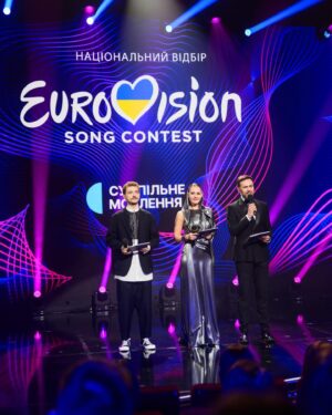 Timur Miroshnychenko Instagram - Цими красивими фото з Національного відбору на «Євробачення 2024» нагадаю, що голосування триває і ми зустрічаємось з вами о 19:05 в прямому ефірі, закриваємо голосування та оголошуємо результати 💙💛

Принагідно подякую моїм фантастичним колегам @by_by_duck & @the_hardkiss. Ви - любов на все життя!

Подякую @suspilne.eurovision та команді 1 1 Production на чолі з @zavaduk за шоу світового рівня! 

І @alex_demydenko за ці красиві знимки. 

І звісно всім учасникам. Один з найпотужніших фіналів за всю історію! У мене давно не було так багато фаворитів на відборі 🙃 І прям благаю не опускати рук і не опускатися до образ після завершення відбору. А цей досвід використати для переходу на вищий рівень. І звісно не забивати на «Євробачення» в майбутньому! Бо ви всі маєте шалений потенціал на найбільшій музичній сцені Європи! 
@yaktak_official 
@ingret_kostenko 
@nazva.band 
@anka.korchenova 
@drevo_official 
@thejerryheil & @alyona.alyona.official 
@melovin_official 
@skylerr_official 
@ziferblat_band 
@yagody_official 
@nahaba_band

Tuxedo by @yarmich.store 💙💛