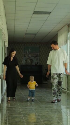 Timur Miroshnychenko Instagram - Кожна дитина понад усе потребує люблячої родини! У когось вона вже є з народження — мама і тато, які люблять та плекають своїх крихіток. А хтось здобуває родину пізніше. Як наприклад, маленький Марсель, що знайшов своїх маму і тата, які обрали його серцем. І ще так багато діток в Україні все ще чекають на свою родину. 

Сьогодні в Україні відзначають День усиновлення. Щиро дякуємо усім батькам, що повірили в себе та пішли за покликом серця, щоб стати для когось тією самою родиною 🤍 Дякуємо @_inna_mi_ та @timur.miroshnychenko, що вирішили подарувати щасливе дитинство ще одній дитині і стали прикладом для багатьох!

#родинадлякожноїдитини