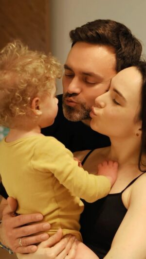 Timur Miroshnychenko Instagram - Ви ж всі знаєте, що я зараз на повторному навчанні в школі усиновлювачів.
І знаєте, що мене все це дуже бісило, бо програма слово в слово, ми закінчили минулі курси зовсім нещодавно…
Але… всюди є але…

Зараз сприйняття інформації зовсім інше. Коли Марсель потрапив до нас, в голові була купа знань. Все дуже доречне. Але було важко виокремити з цього масиву конкретний ключ.
Зараз я слухаю лекцію і вже бачу сина.
Бачу ЧОМУ так і головне ЩО робити. 
Приходжу додому і розумію, що лише зараз ці знання допомагають. Лише по другому колу.

Вчора ми слухали про те, що ми не знаємо минулого дитини, не знаємо досвіду, травм і глибини переживання.
І що будь що, запах, звук, слово може стати тригером і відправити дитину в те особисте пекло, з якого ми її вириваємо.

І саме вчора так і сталося.
В поїзді.
Абсолютно раптово в секунду щось віднесло дитину кудись далеко, де нас немає.
Це така істерика, яку зрозуміти лише тим, хто проживає аналогічний досвід. Бо на щастя діти в сім’ях таке не покажуть. 
Я теж плакала.
Заспокоювала в темряві, а сама плакала.
Бо так боліло, що воно може бути з ним завжди. Що якась порожнеча, страх можуть час від часу тягнути його в прірву.

Це сталося вже вдруге після того, як адаптація нібито пройшла.
Вперше після групових занять в центрі розвитку. З тих пір тема розвивашок і дитячого садка для нас закрита. Він сприйняв це, як повернення туди, звідки прийшов до нас.
Мені так соромно було… 
Що я вийшла по ту каву. 
Що лишила його з викладачем, нянями і іншими дітьми на 5 хвилин.
На ті 5 хвилин, коли він подумав, що я зрадила його…

Не знаю, про що цей пост.
Не хочу, аби нас жаліли.
І лякати нікого не хочу.
Просто так боляче за те, що робить з дітьми втрата батьків….
І невідомо, чи зможу я колись стати безпечним світом для свого сина.

P.S. @timur.miroshnychenko підписався під кожним словом, тому пост спільний ❤️