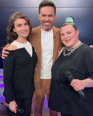 Timur Miroshnychenko Instagram - Я вже бачу, як весь зал у Мальме здіймає руки догори та в такт аплодує на коді пісні @thejerryheil & @alyona.alyona.official 💙💛