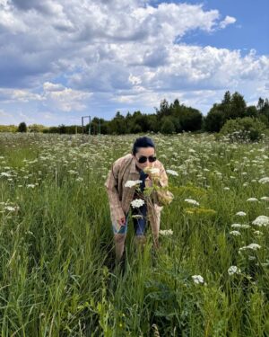 Tina Kandelaki Instagram - Отдых на свежем воздухе и близкие люди рядом — вот что нужно каждому человеку после напряженной рабочей недели. 

Просто поле, просто цветы, просто наша прекрасная родина 🫶

А как вы проводите выходные, друзья?