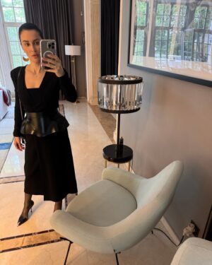 Tina Kandelaki Instagram - Успела понаряжаться в промежутках между ливнями. Луки в дождевике решила не выкладывать.

Уверена, что лето еще возьмет свое и мы не зря к нему готовились. А пока выбираем образ недели в #БитваЛуков 😉