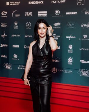 Tina Kandelaki Instagram - «Газпром-Медиа Холдинг» на премии АПКИТ получил спецприз за успешную 25-летнюю медиаисторию. Абсолютно заслуженная награда самому динамично развивающемуся холдингу в России. 

Мы создаем огромное количество оригинального контента, который раз за разом становится суперхитами: «Новые звезды в Африке», «Конфетка», «Выжить в Дубае», «Титаны». Мы успешно сотрудничаем с Китаем, Индией, Латинской Америкой.

Благодаря Александру Александровичу Жарову команда ГПМ РТВ по-настоящему сильная и сплоченная, мы точно уверены в завтрашнем дне, и поэтому смотрим далеко за горизонты, где будем и дальше делать динамичное и интересное телевидение. 

Никакие санкции нас не остановили и уже не остановят. Мы не только ушли в свое внутреннее развитие, мы перешли в то качество, которое позволяет нам конкурировать с любым телевидением любой страны на очень высоком уровне и во многом побеждать.