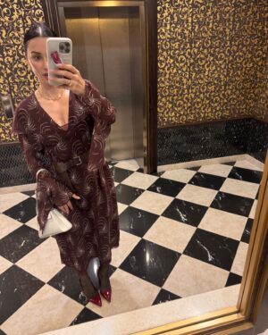 Tina Kandelaki Instagram - Воскресенье, а это значит, что пришло время #БитваЛуков.

Всё еще жду абсолютно летней истории, но пока утепленные варианты главенствуют. Какой образ понравился больше всего? Жду ответы в комментариях😉