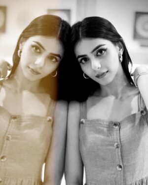 Tina Shilpara Instagram - …kannullo nee roopame 🎧🎶

#NotMePluggingInMyOwnSong 💁🏻‍♀️🙋🏻‍♀️🤷🏻‍♀️ 

📸 by @nikhil_sai_s