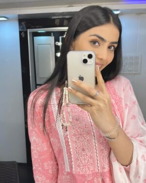 Tina Shilpara Instagram - 😌🫣
🌼🫶
💁🏻‍♀️💃🏼