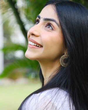 Tina Shilpara Instagram - gratitude 🤍 🌻 

📸 by Sampath Sharat Kanth / @sam_sharat 

 #WriterPadmabhushan