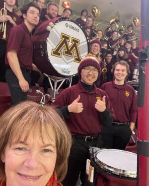 Tina Smith Instagram - As a former band member, I love the band! Personally, I’m partial to the 🎷.

 Go @GopherMHockey!