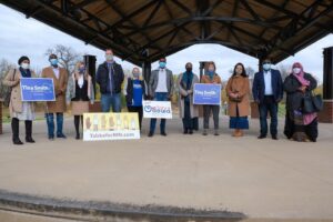 Tina Smith Instagram - When we come together to fight for what’s right, we win.

Great to join @btabke, @sahraformn, @anforhouse, @noor.mohamud, and Hodan Hassan in Shakopee yesterday.