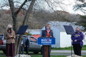 Tina Smith Instagram - There’s only one candidate running for President who will fight every single day for ALL Americans. That candidate is @JoeBiden.

Great to welcome @DrBiden to Minnesota today. 19 days.