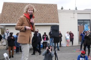 Tina Smith Instagram - We win by talking to voters. We win by showing up. We win by fighting for what’s right. We’re doing all of that today on the @MinnesotaDFL bus tour. 3 days. Vote. 

📍St. Cloud
📍Wayzata
📍Eden Prairie
📍North Minneapolis