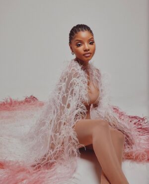 Tinisha Meeks Instagram - It was such an honor to be apart of creating the video for such a beautiful and empowering song🤎
Thank you to everyone that helped me create the amazing hair in this video 
@nenarossthehairboss 
@cree8tivelooks 
@kai2thei 
@miiyown 
@mickeyyy_meraki