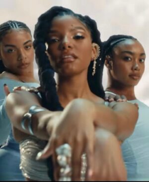 Tinisha Meeks Instagram - It was such an honor to be apart of creating the video for such a beautiful and empowering song🤎
Thank you to everyone that helped me create the amazing hair in this video 
@nenarossthehairboss 
@cree8tivelooks 
@kai2thei 
@miiyown 
@mickeyyy_meraki