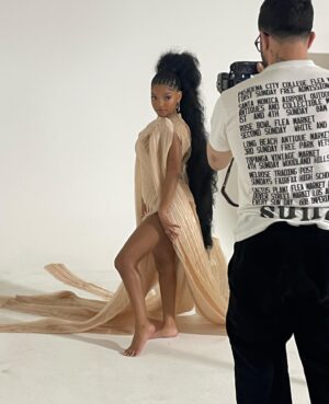 Tinisha Meeks Instagram - It was such an honor to be apart of creating the video for such a beautiful and empowering song🤎
Thank you to everyone that helped me create the amazing hair in this video 
@nenarossthehairboss 
@cree8tivelooks 
@kai2thei 
@miiyown 
@mickeyyy_meraki