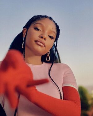 Tinisha Meeks Instagram - @hallebailey Cover of @whowhatwear Beautiful as always 💕  Photography: @alexgharper Stylist: @laurenegg
Hair: @sparkyourhair
Makeup: @beautybychrisc
Nails: @nails_by_yoko
Creative Director: @awiley_creative
Video Director: @kelliefilmedthat
Editor: @missusatomba
Cinematographer:
@amusementproductions.la Sound
mixer: @jasonflaster
Senior video producer: @stephrmro
Video editor: @collinhughart
Entertainment director: @jbake21