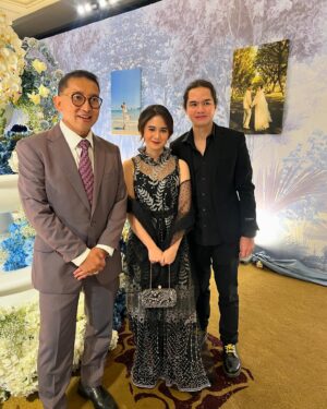 Tissa Biani Azzahra Instagram - Kondangan.
happy wedding @bebytsabina & @riznatakusumah semoga samawa dan langgeng sampai akhir hayat 🌻🤍

make up by my self
hair do @hairdo_mitsa
dress @rorastudio