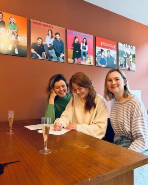 Titia Hoogendoorn Instagram - 🚨NIEUW PODCAST ALARM🚨
✨We zouden het toch zó doen✨ is een wekelijkse chatcast van @titiahoogendoorn @biancaschrijver gemaakt in samenwerking met @meervandit_ 

11 januari verschijnt de eerste aflevering online🥂

Collega’s turned vriendinnen Bianca (30) en Titia (34) praten over de vele verwachtingen die ze van het leven hebben. Van huisje-boompje-beestje 🏡 tot een goede indruk achterlaten bij je therapeut en van het overwinnen van je rijangst tot leven met acne. Kortom, alle dingen die ze op hun dertigste wel onder controle dachten te hebben. 🥵
#wezoudenhettochzodoen #chatcast #podcast #titiahoogendoorn #biancaschrijver #meervandit