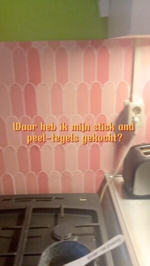 Titia Hoogendoorn Instagram - 🚨Antwoord op de meest gestelde vraag: waar kocht ik de tegels? 
Dit was ook iets waar ik ook het meeste over aan het twijfelen was binnen dit project. 
Het liefste wilde ik de tegels van een bedrijf in Nederland kopen vanwege duurzaamheid en omdat ik dan het gevoel had dat als er iets fout zou gaan ik ze makkelijk zou kunnen benaderen om het op te lossen. 
🥵
Helaas vond ik vrijwel niks in Nederland wat voldeed aan mijn keukenfantasieën. Maar laat vooral hieronder weten als je hier wel goede tips over hebt. 
Uiteindelijk vond ik vooral tegels op Etsy, Amazon en Aliexpress. De tegels op Aliexpress waren bijna altijd goedkoper en omdat ik nogal wat tegels te beplakken had stond die prijs mij natuurlijk wel aan. Je weet alleen nooit of de dingen die je op Aliexpress besteld, de kwaliteit hebben die je wilt en of ze überhaupt wel aankomen. ‼️De foto’s van deze tegels zagen er op alle websites eigenlijk vrijwel hetzelfde uit. ‼️Dus ik vermoedde dat deze tegels zoals met wel meer producten er veel gedropshipped wordt. Dus dat de tegels duurder zijn op Etsy is omdat ze doorverkocht worden, maar dat ze allemaal uit dezelfde fabrieken komen. Laat me weten hoe jullie hierover denken. 
👀
Ik kocht ze dus bij de shop: WJ D-I-Y HomeDecoration Store op AliEXpress. 
✨
De eerste keer bestelde ik drie pakket van tien stuks. Totaal: €74,73
De tweede keer bestelde ik twee pakketten van tien stuks. Totaal : €38,40
#muurstickers #zelfklevendetegels #stickandpeel