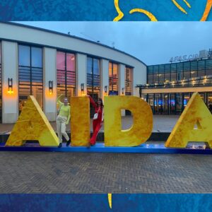 Titia Hoogendoorn Instagram - Als 🥰 tiener Titia 🥰 ben ik naar Aida de musical geweest. Ik kreeg de cd van mijn ouders en heb een jaar lang niks anders gedraaid. Wat een bangers! Toen ik Roos leerde kennen, bleek zij ook het hele album uit haar hoofd te kennen en hebben we jaren niks anders gezongen. 💗 Dus toen ik naar deze nieuwe versie van Aida mocht gaan wilde ik niets liever dan Roos mee nemen. 👯‍♀️

Het decor en de kostuum waren magisch 🪄 en de muziek was nog steeds iconisch.

🚨Klik op de link in mijn bio om 30% voordeel op je tickets voor Aida te krijgen. Gebruik de kortingscode Titia30 (voor 31 oktober).

1. Meet and greet met de hoofdrolspelers.
2. Roos en ik die elkaar voicemessages sturen waarin we zelf alvast de nummers oefenen.
3. Even poseren voor het circus theater in Scheveningen, classic.
4. Van te voren aten we in het restaurant Le Cirque
5. Toetjes piramide, helemaal in stijl.
6. We hebben uitgebreid de programmaboekjes doorgenomen, voor de show begon, in de pauze en na afloop.

🎤 Voor deze nieuwe versie van Aida deed Regisseuse Schele Williams uitgebreid onderzoek naar de historische periode waarin AIDA zich afspeelt. Daarbij deed ze nieuwe ontdekkingen over de achtergrond van het verhaal die dienden als inspiratie voor het nieuwe werk. Hierdoor heeft zij de focus gelegd op nationalisme en de bijzondere positie van vrouwen in deze periode.

Schele Williams: “Het meest fascinerende uit de tijd waarin AIDA zich afspeelt, was dat genderongelijkheid niet aan de orde was. Er waren ook vrouwelijke farao’s, zowel bij de Egyptenaren als de Nubiërs. Vrouwen waren militaire bevelhebbers en de beste artsen in Egypte waren vrouwen. Vrouwen hadden eigen bezit en namen dat mee als ze trouwden. Ik realiseerde me toen dat wij in onze strijd voor gelijke rechten eigenlijk moeten heroveren wat wij toen al hadden. Als moeder vind ik het fantastisch dat ik mijn dochters en hun vrienden en vriendinnen dit kan vertellen. En dat we de positie die we altijd al hadden weer moeten opeisen.”

#aidademusical #stageentertainment #ad 
@aidamusicalnl @musicalnl