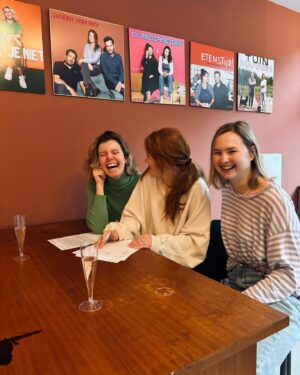 Titia Hoogendoorn Instagram - 🚨NIEUW PODCAST ALARM🚨
✨We zouden het toch zó doen✨ is een wekelijkse chatcast van @titiahoogendoorn @biancaschrijver gemaakt in samenwerking met @meervandit_ 

11 januari verschijnt de eerste aflevering online🥂

Collega’s turned vriendinnen Bianca (30) en Titia (34) praten over de vele verwachtingen die ze van het leven hebben. Van huisje-boompje-beestje 🏡 tot een goede indruk achterlaten bij je therapeut en van het overwinnen van je rijangst tot leven met acne. Kortom, alle dingen die ze op hun dertigste wel onder controle dachten te hebben. 🥵
#wezoudenhettochzodoen #chatcast #podcast #titiahoogendoorn #biancaschrijver #meervandit