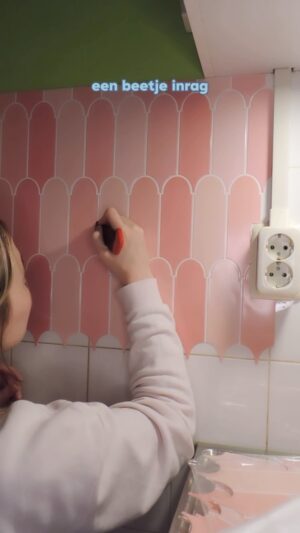 Titia Hoogendoorn Instagram - extra tips ⬇️
👩‍🔧Ik wist wel dat de tegels goed zouden moeten aansluiten, maar ik had er even niet bij stil gestaan dat het patroon niet alleen van onder naar beneden door werkt maar ook van links naar rechts. Daardoor kan je niet gewoon bij een object om het object heen plakken. Je moet echt doen alsof je tegel doorloopt 🥵 onder het object heen als je snapt wat ik bedoel. 

👩‍🔧Door bovenstaande reden had ik eigenlijk ook niet veel aan de resten van de tegels. 🥹 Als ik dit allemaal van te voren had geweten had ik misschien een tegel uitgekozen met een makkelijk patroon. 

👩‍🔧De tegels waren erg glad 🧊en het snijden kostte erg veel werk. 

🛒Vrijwel alles wat ik heb gekocht: van stanleymes naar snijmat tot bepaalde tegellijm (die ik gelukkig niet nodig heb gehad) heb ik allemaal in de Action kunnen vinden. 

👀Ik zou alleen de volgende keer wel zo’n papier snij hefboom apparaat willen, dat gaat het proces veel sneller maken. Veel mensen tipten mij nog dat ze daar ook een lineaal met rubber aan de onderkant verkopen. Die helpt ook goed tegen gladde bovenkanten. Ik heb hem zelf helaas niet kunnen vinden. 

💗Ik heb tijdens de hele klus erg veel hulp gehad van een anonieme volger die veel ervaring had met de tegels en ook andere klussen. Dus bijvoorbeeld ook met het kiezen van welke voeglijm ik wel en niet moest kopen. SO naar haar. 

Zij gaf mij ook de tip om 1 tegel alvast op te plakken de avond voor je wilt gaan plakken. Dan weet je de volgende ochtend (afhankelijk van of hij nog hangt) hoe goed je tegel blijft plakken en of je extra tegellijm moet gaan gebruiken of niet. 

#stickandpeel #keukenideeën