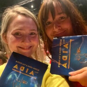 Titia Hoogendoorn Instagram - Als 🥰 tiener Titia 🥰 ben ik naar Aida de musical geweest. Ik kreeg de cd van mijn ouders en heb een jaar lang niks anders gedraaid. Wat een bangers! Toen ik Roos leerde kennen, bleek zij ook het hele album uit haar hoofd te kennen en hebben we jaren niks anders gezongen. 💗 Dus toen ik naar deze nieuwe versie van Aida mocht gaan wilde ik niets liever dan Roos mee nemen. 👯‍♀️

Het decor en de kostuum waren magisch 🪄 en de muziek was nog steeds iconisch.

🚨Klik op de link in mijn bio om 30% voordeel op je tickets voor Aida te krijgen. Gebruik de kortingscode Titia30 (voor 31 oktober).

1. Meet and greet met de hoofdrolspelers.
2. Roos en ik die elkaar voicemessages sturen waarin we zelf alvast de nummers oefenen.
3. Even poseren voor het circus theater in Scheveningen, classic.
4. Van te voren aten we in het restaurant Le Cirque
5. Toetjes piramide, helemaal in stijl.
6. We hebben uitgebreid de programmaboekjes doorgenomen, voor de show begon, in de pauze en na afloop.

🎤 Voor deze nieuwe versie van Aida deed Regisseuse Schele Williams uitgebreid onderzoek naar de historische periode waarin AIDA zich afspeelt. Daarbij deed ze nieuwe ontdekkingen over de achtergrond van het verhaal die dienden als inspiratie voor het nieuwe werk. Hierdoor heeft zij de focus gelegd op nationalisme en de bijzondere positie van vrouwen in deze periode.

Schele Williams: “Het meest fascinerende uit de tijd waarin AIDA zich afspeelt, was dat genderongelijkheid niet aan de orde was. Er waren ook vrouwelijke farao’s, zowel bij de Egyptenaren als de Nubiërs. Vrouwen waren militaire bevelhebbers en de beste artsen in Egypte waren vrouwen. Vrouwen hadden eigen bezit en namen dat mee als ze trouwden. Ik realiseerde me toen dat wij in onze strijd voor gelijke rechten eigenlijk moeten heroveren wat wij toen al hadden. Als moeder vind ik het fantastisch dat ik mijn dochters en hun vrienden en vriendinnen dit kan vertellen. En dat we de positie die we altijd al hadden weer moeten opeisen.”

#aidademusical #stageentertainment #ad 
@aidamusicalnl @musicalnl