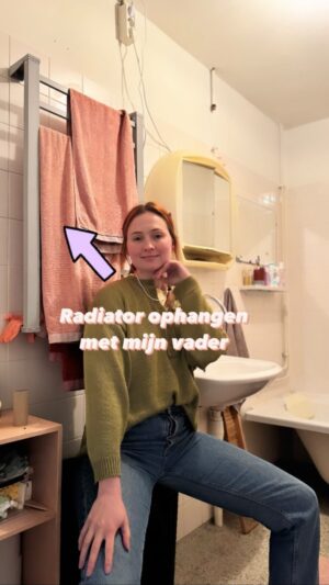 Titia Hoogendoorn Instagram - 🌟 Grote slaapkamer make-over update! 🌟
Een make-overvideo waarvan je in eerste instantie niet verwacht dat hij iets met mijn slaapkamer te maken heeft. Maar nu ik samen met mijn vader een elektrische radiator heb opgehangen in de badkamer heb ik rondslingerende handdoeken in mijn slaapkamer✨

In de video die ik heb gedeeld, zie je ons hard aan het werk. Er is een interessant focus in de video op de holle wand plug die we hebben gebruikt, die love ik gewoon, voor de rest wil ik er niet meer over kwijt.🔧🔩

En nu, een vraag aan jullie: weet iemand wat ‘nielus en nielus’ betekent? Het zou mij erg helpen meer te begrijpen van mijn vaders belevingswereld🤔👇

Dank aan mijn vader voor zijn hulp en aan jullie voor jullie geduld en enthousiasme. Stay tuned voor meer updates en tips! 🌟🏠💕