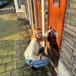 Titia Hoogendoorn Instagram - ☀️De eerste lekkere zonnige dagen☀️
1. Eindelijk de 🍆hard launch🍆van mn boyfriend.
2. Aan het koppeldaten in de tuin met @mereleigenhuis en @maxpoolmanmusic 🎀
3. Het katdistributiesysteem in volle werking tijdens de podcastopnames van @wezoudenhettochzodoen Er kwam een kat gewoon de studio binnenlopen en nu is die van @nikkikoppes 👍🏻
4. Met een tour van @eentassie een wandeling maken door ons eigen stadsdeel. We weten nu waarom @lab_111 lab111 heet
5. De tour leek op een opdracht uit De Mol🤓
6. Kisa houdt er niet van als ik foto’s van haar maak. Ze gaat me nog eens aanklagen😫
7. Mijn grootste droom kwam uit: Sarah had zich buitengesloten en kwam bij ons logeren✨ en de volgende ochtend konden we samen een zaterdagkoffie en krant in de CC doen🥰
8. We zagen een leuk huis op Funda en reden er meteen even langs om stiekem te kijken👀
9. Living onze dink-lifestyle door ‘gewoon even naar het strand te rijden’ om daar te eten💸
10. @talisia90 was jarig 🎉🎉🥰en vierde haar verjaardag alsof ze ging trouwen. De ruimte zag er heel romantisch uit, er waren speeches, er was een tafelschikking, heerlijk eten en zat te drinken 🌸